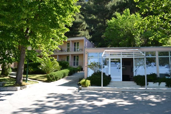 فندق Tourist Settlement Brzet أوميس المظهر الخارجي الصورة