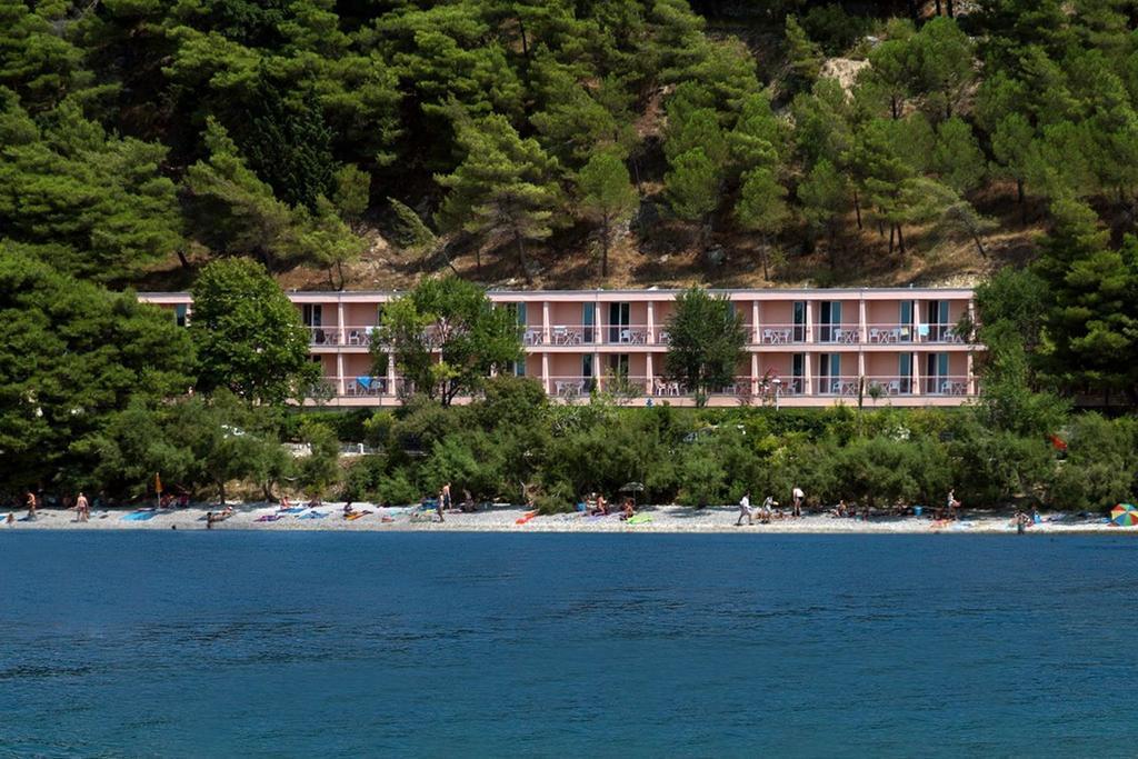 فندق Tourist Settlement Brzet أوميس المظهر الخارجي الصورة